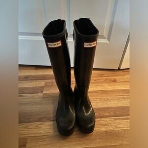 HUNTER RAIN BOOTS Original Tall Gloss Black
Women's Size 8